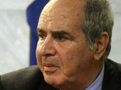 Παναγούλης μαινόμενος: Η αυλή του Μαξίμο...