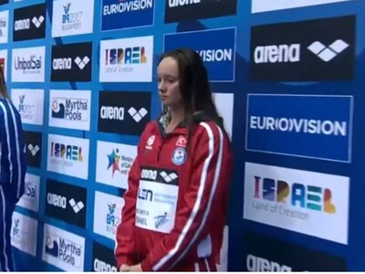 Ουκρανή κολυμβήτρια πάτησε τη ρωσική σημ...