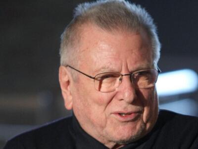 Ο Κώστας Βουτσάς, στα 84 του, ντύνεται ξ...