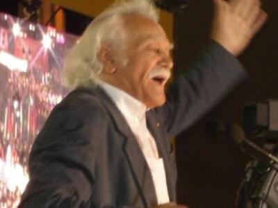 Ο Γλέζος "κατεβάζει" τη σημαία...