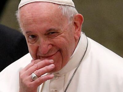 Ο πάπας Φραγκίσκος υμνεί τις πεθερές, αλ...