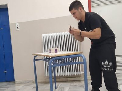 Viral o μαθητής του ΕΠΑΛ που επισκευάζει...