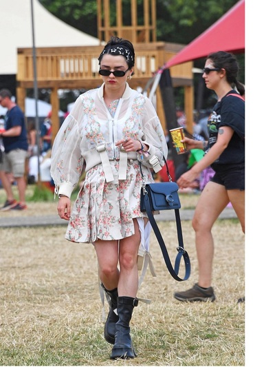 H Mέιζι Γουίλιαμς με άνθινο σύνολο της ι...