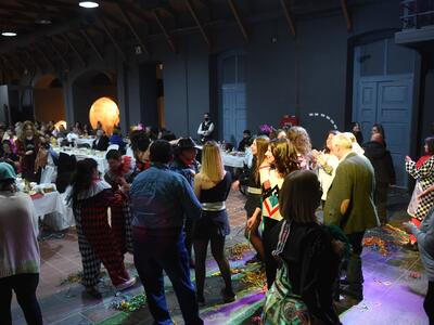 ΔΕΙΤΕ ΦΩΤΟ: "Τρελό καρναβαλικό κέφι" στον χορό του Δημάρχου Πατρέων
