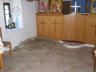 Έσκαψαν μέσα σε εκκλησία, ψάχνοντας… χρυσό!