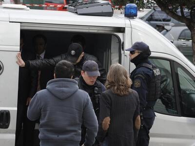 Υπό κράτηση θα παραμείνουν προς το παρόν...