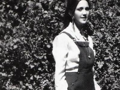 Είναι πασίγνωστη παρουσιάστρια στην εφηβ...