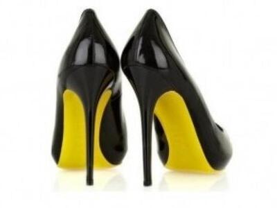 Ψηλοτάκουνα με κίτρινες σόλες από τον Louboutin;
