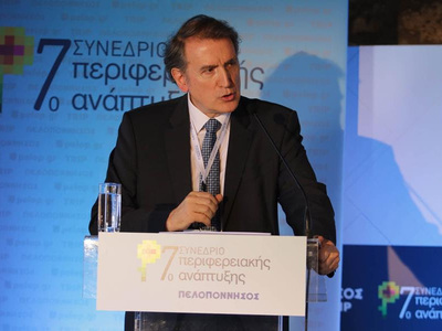 Ο Άγγελος Παγκράτης ενώ μιλά για την Οικ...