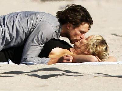 Σάρον Στόουν (54): Αγκαλίτσες και φιλάκι...