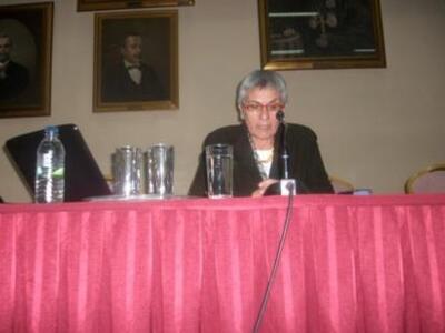 Ελληνίδα ιστορικός παρασημοφορείται από ...