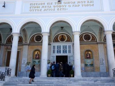 Πάτρα: Πλήθος κόσμου στην κηδεία του  π....