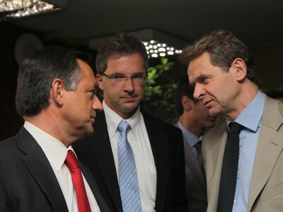 Μέτρα φωτιά ζητά η τρόικα μέχρι τον Οκτώ...