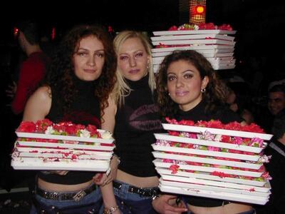 Ο λουλουδοπόλεμος τη νύχτα καλά κρατεί -...