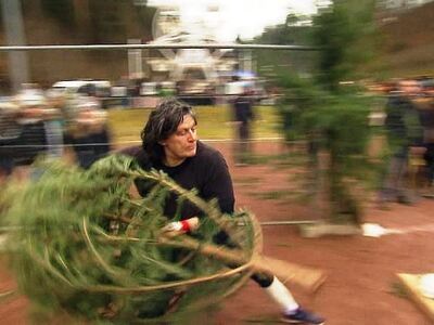 Πρωτάθλημα ρίψης... χριστουγεννιάτικων δέντρων!
