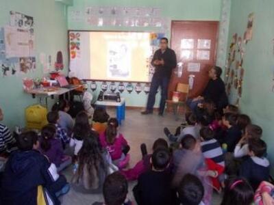 Ένας ερευνητής μοιράζεται ανάμεσα στην ε...