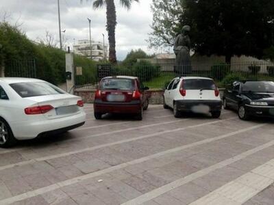 Δυτική Ελλάδα: Πάρκινγκ το πεζοδρόμιο ει...