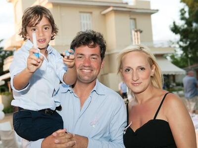 Ο Ηλίας και η Ελένη Αραβαντινού με το γιο τους