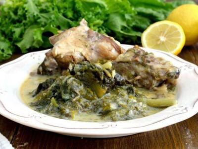 Αρνάκι φρικασέ με μαρούλια κρεμμυδόπουλα και άνιθο