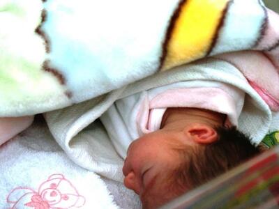 Έθαψαν νεογνό ζωντανό κάτω από την άσφαλ...