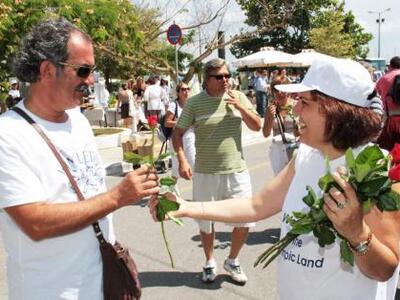 Οι Ηλείοι καλωσορίζουν τους τουρίστες στ...