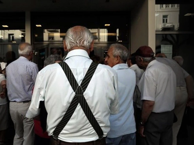 Συντάξεις και επιδόματα: Ποιοι πληρώνοντ...