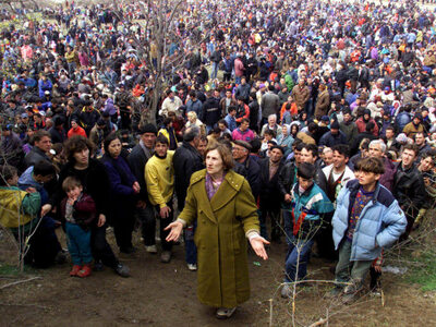 1η Απριλίου 1999, μια γυναίκα από το Κόσ...