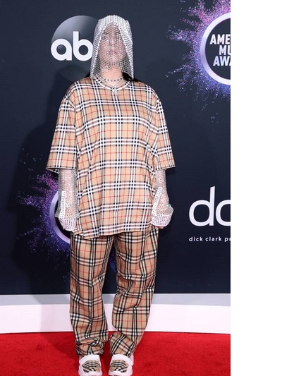 Μπίλι Ελις με Burberry