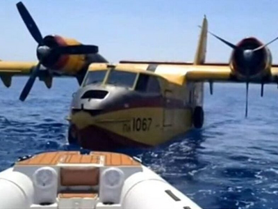 Κιάτο: Προσθαλάσσωση πυροσβεστικού αεροσ...