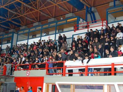 Πλήθος κόσμου στη κερκίδα του σταδίου &q...