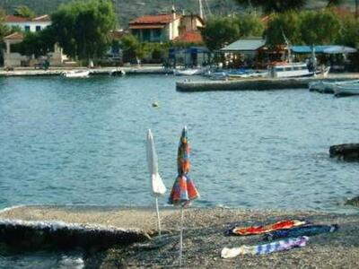 Τριζόνια: Το μοναδικό κατοικημένο νησί τ...