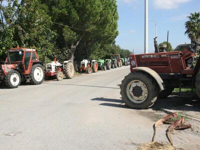 Ηλεία: Έβγαλαν τα τρακτέρ στους δρόμους οι αγρότες