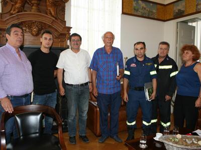 Πάτρα:Στον Δήμαρχο οι πυροσβέστες πενταε...