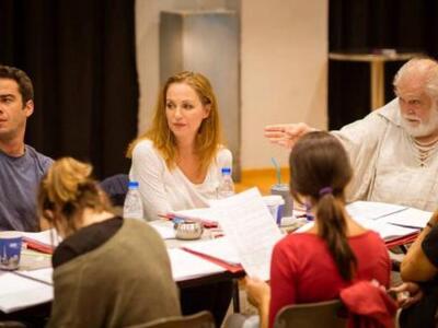 Πάτρα: Οι ηθοποιοί των "Μικροαστών&...