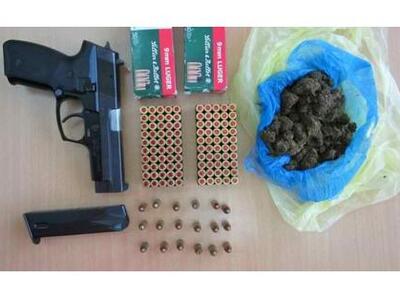 Όπλα και χασίς στην κατοχή του πατέρα κα...