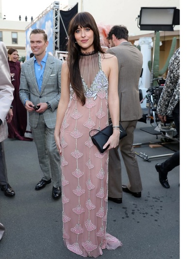 Η Ντακότα Τζόνσον σαγήνευσε ως επίσημη V...