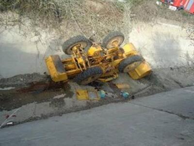 Μεσολόγγι: Σκαπτικό μηχάνημα, έπεσε σε α...