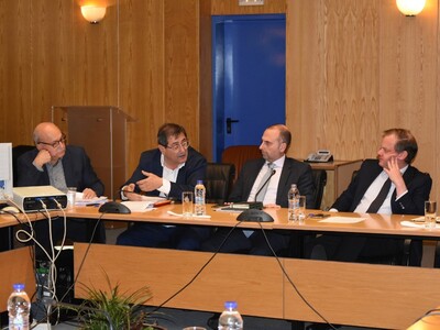 Στιγμιότυπο από τη συνάντηση στο Υπουργε...