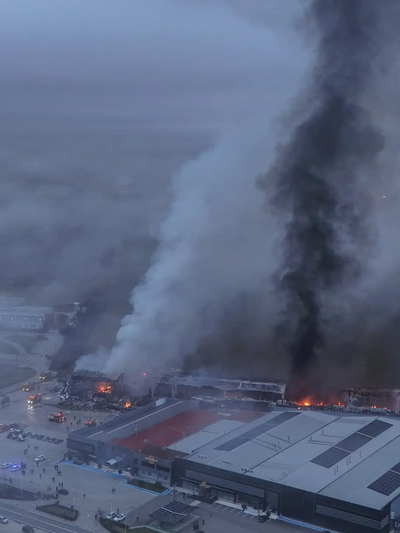 Εικόνες από το φλεγόμενο εργοστάσιο από ...