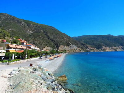 Η ελληνική παραλία με τα ζεστά νερά που ...