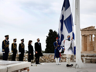 Η συγκινητική στιγμή της έπαρσης της σημ...