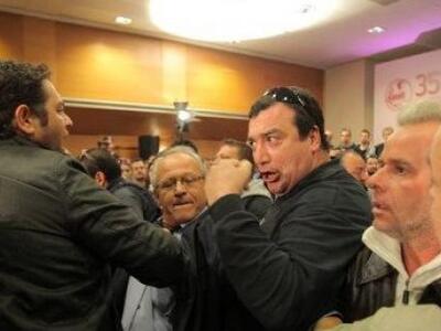 Χαμός στο συνέδριο της ΑΔΕΔΥ - Ντου από ...