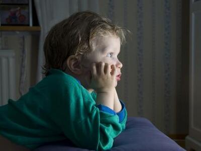 Κοιμούνται λιγότερο όσα παιδιά έχουν τηλ...