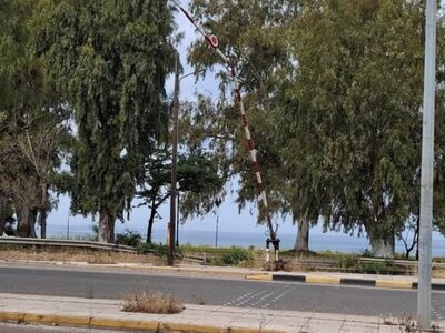 Πάτρα: Τρένο πέρασε με ανοιχτές μπάρες σ...