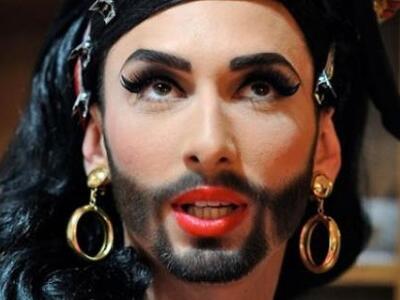 Με κορμάκι και κίτρινες γόβες η Conchita...