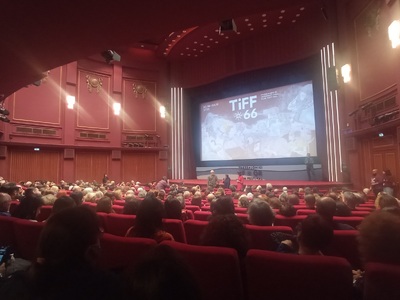 Η Ιλντικό Ενιέντι με τη «Σιωπηλή φίλη» τ...