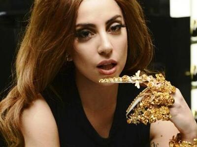 Στο δρόμο μόνο με το σουτιέν η Lady Gaga...