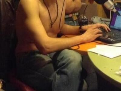 Ποιός παρουσιαστής κάνει γυμνός ραδιόφωνο; ΦΩΤΟ