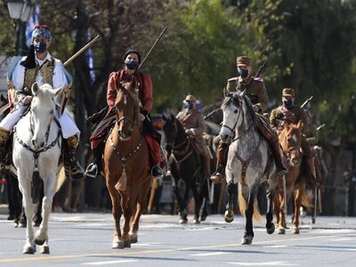 ΔΕΙΤΕ καρέ-καρέ τη μεγάλη παρέλαση για τ...