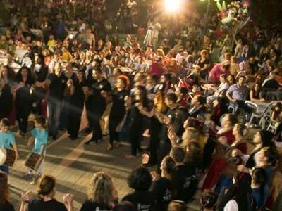 Επική είσοδος τραγουδιστή σε πανηγύρι στ...